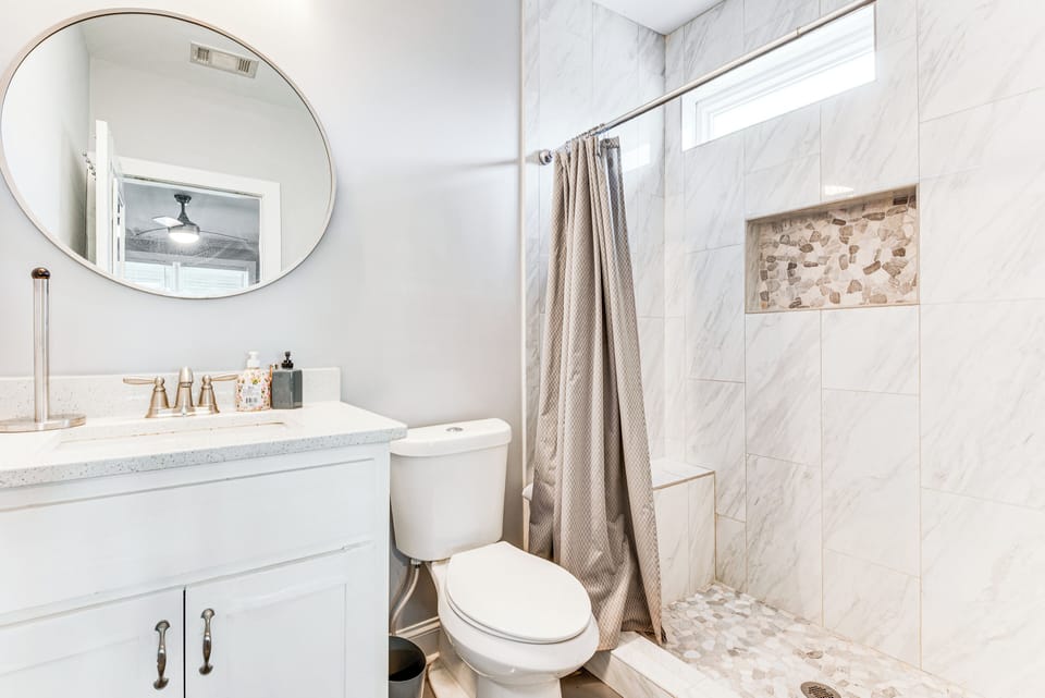 Full Bathroom | Towels Provided