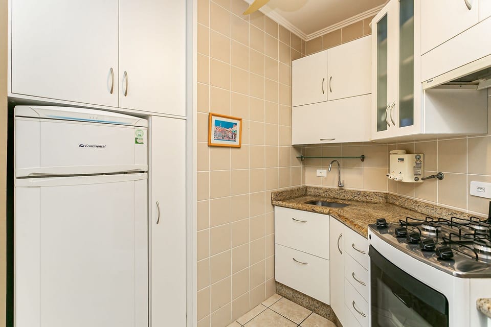 Basic Apartment | Private kitchen | Toaster, cookware/dishes/utensils