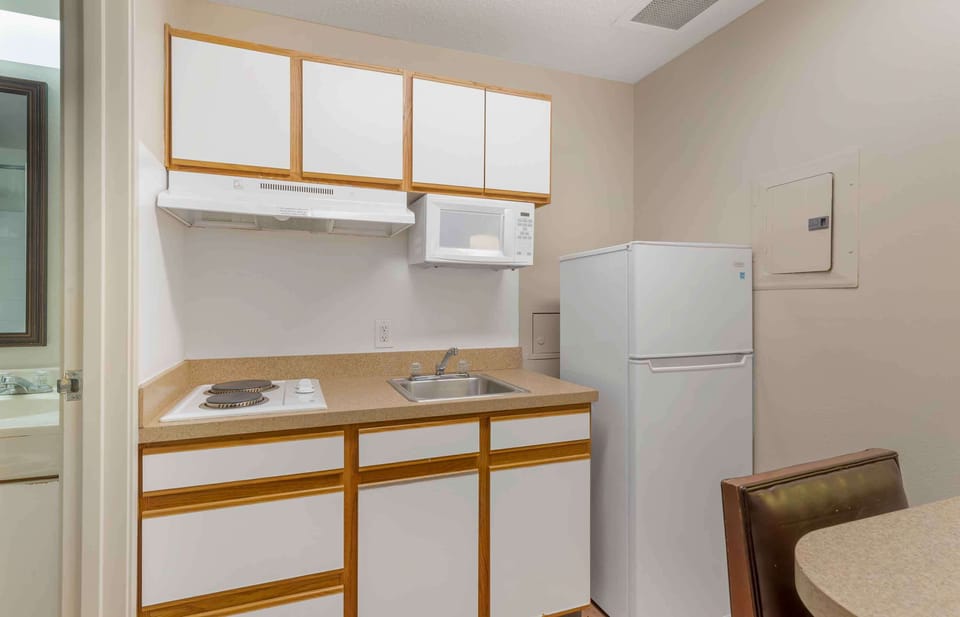 Studio, 1 Queen Bed, Non Smoking | Desk, laptop workspace, free WiFi, bed sheets