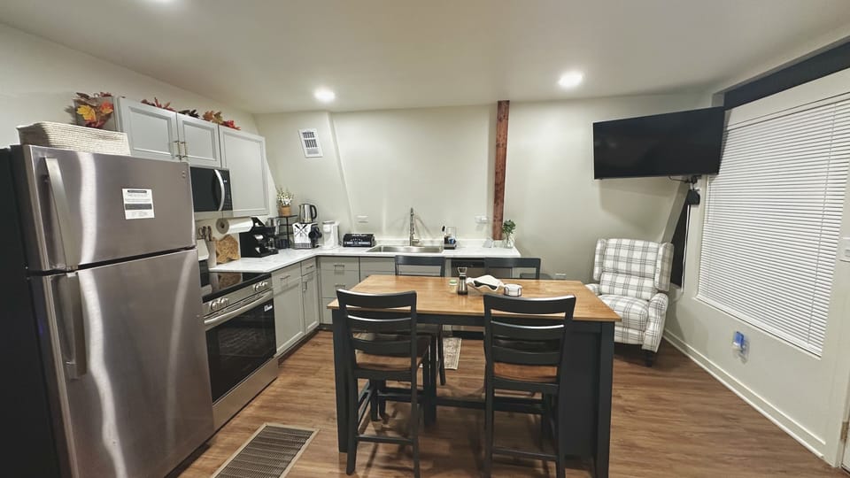 Living Room + Kitchen (open space): Fully Equipped Kitchen & Cozy Living Space — Perfect for Gathering