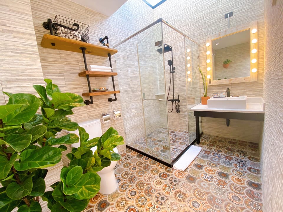 Gallery Penthouse | Bathroom | Hair dryer, towels, shampoo, toilet paper