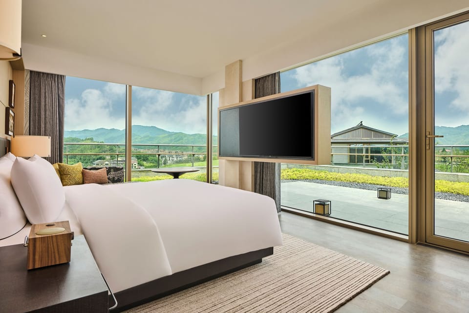 Deluxe Suite, 1 King Bed | Minibar, in-room safe, desk, laptop workspace