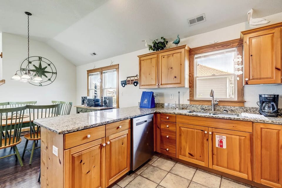 Top-Level Kitchen with Bar (seats 4)