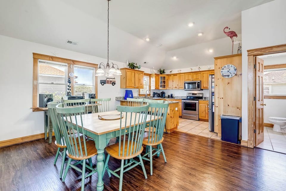 Top-Level Dining Room with Table (seats 8)