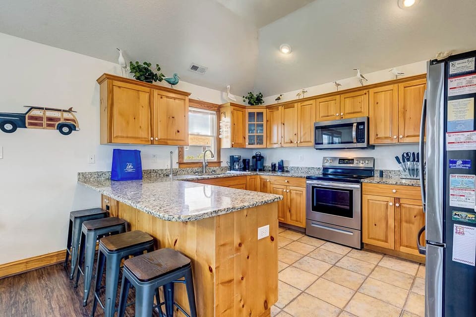 Top-Level Kitchen with Bar (seats 4)