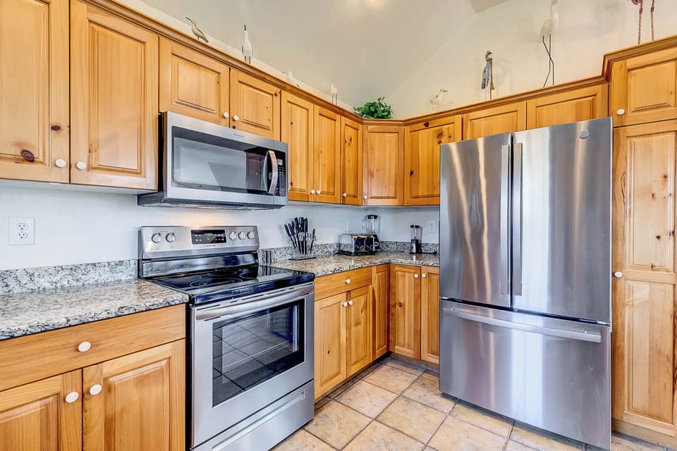 Top-Level Kitchen with Bar (seats 4)