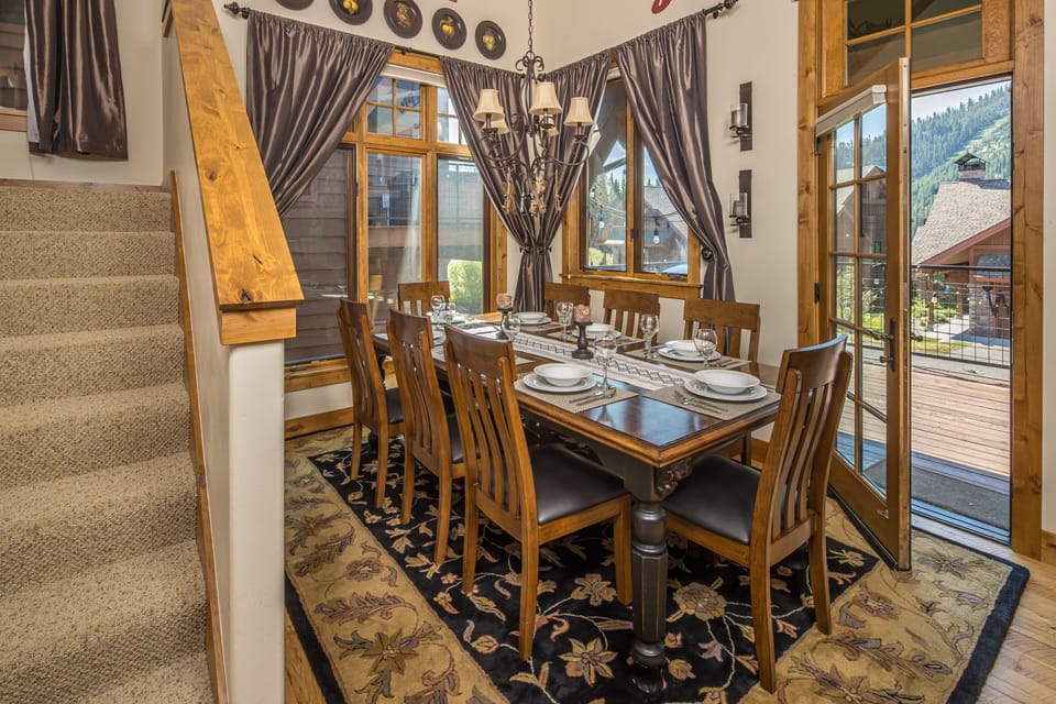 Enough Seating For the Whole Family | Upper level