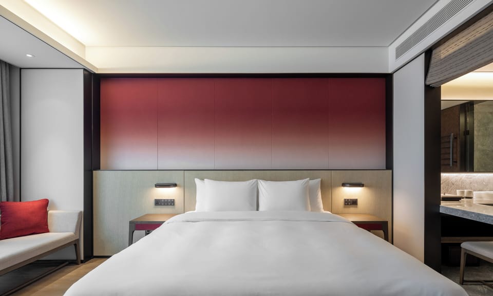 Elite Room | In-room safe, laptop workspace, blackout drapes, iron/ironing board