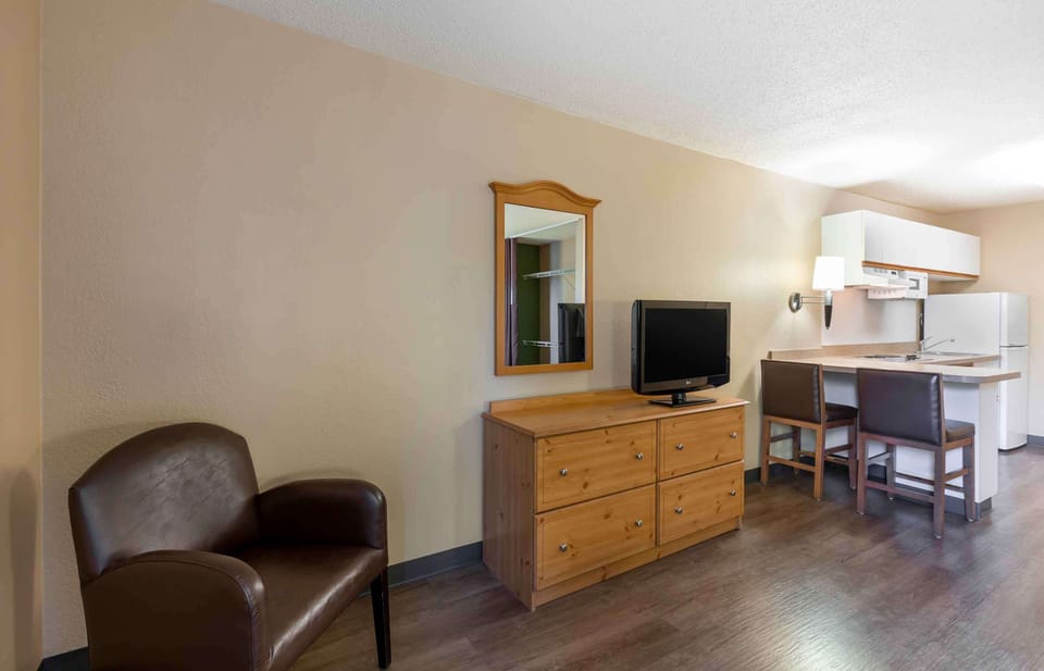 Studio, 1 Queen Bed, Non Smoking | Pillowtop beds, desk, blackout drapes, iron/ironing board