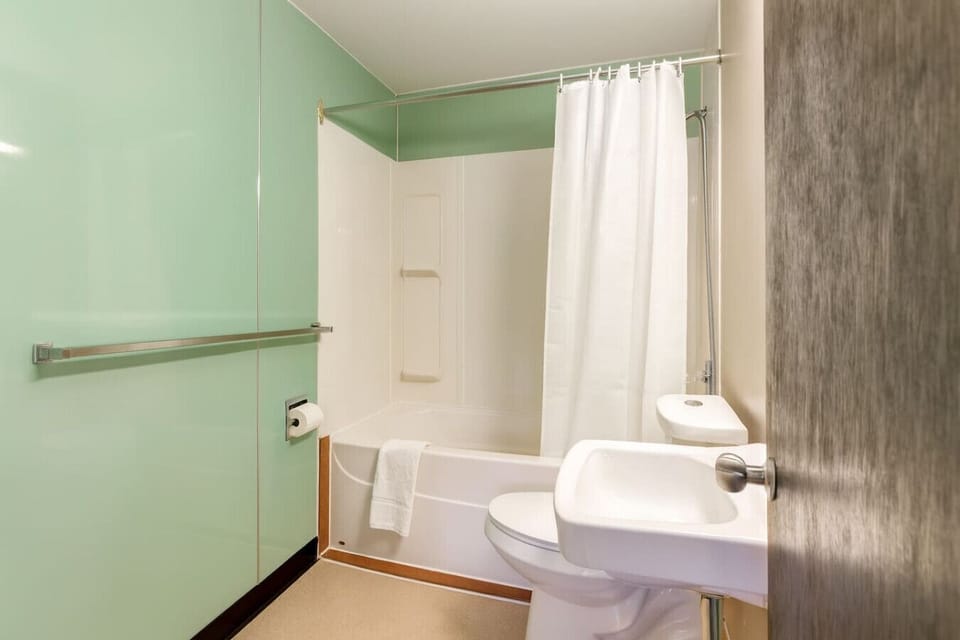 Full bathroom, perfect for refreshing yourself during your stay.