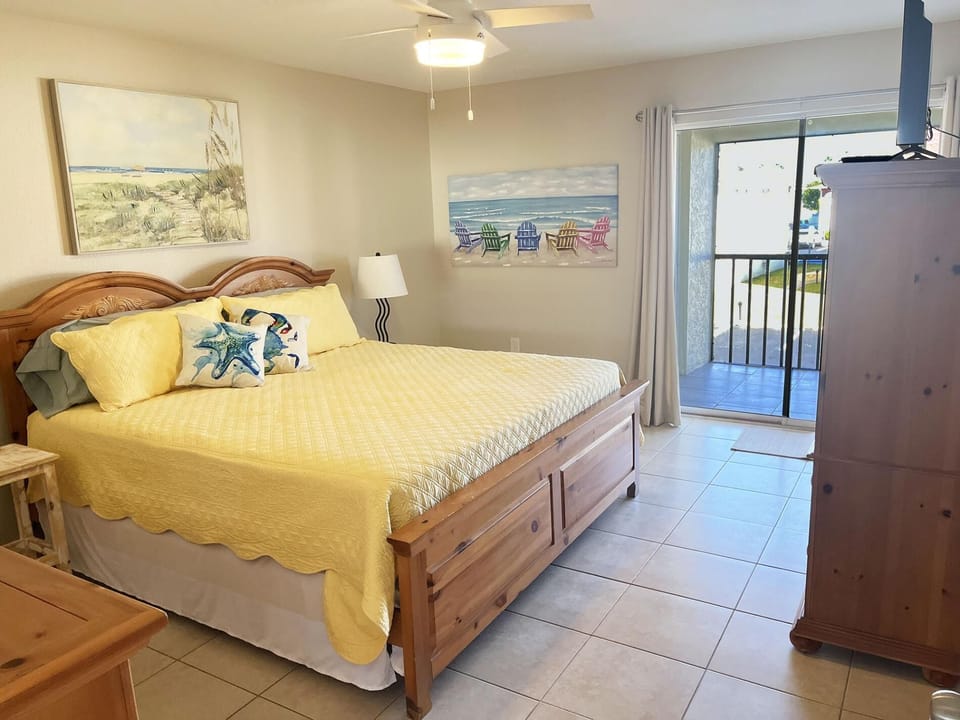2BR Condo – Clubhouse, Pool, Near Beaches (5805)