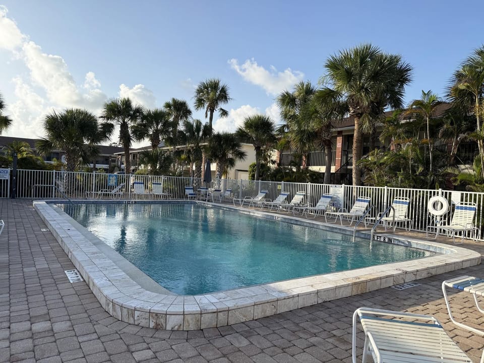 2BR Condo – Clubhouse, Pool, Near Beaches (3720)