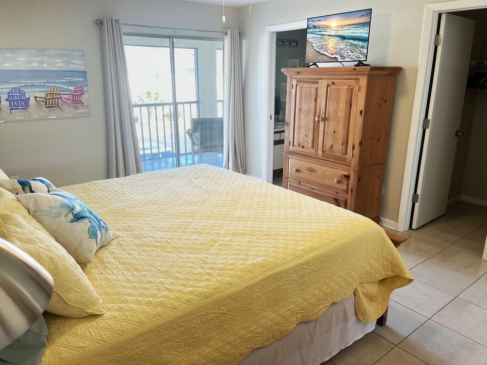 2BR Condo – Clubhouse, Pool, Near Beaches (5804)