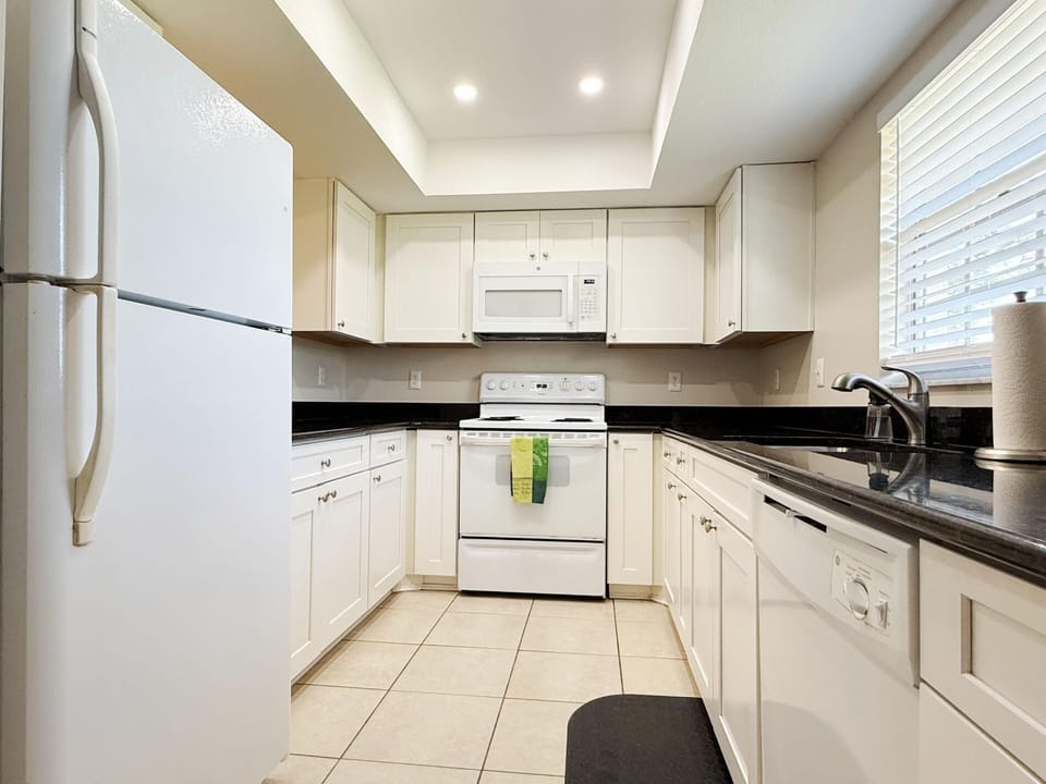 2BR Condo – Clubhouse, Pool, Near Beaches (3709)
