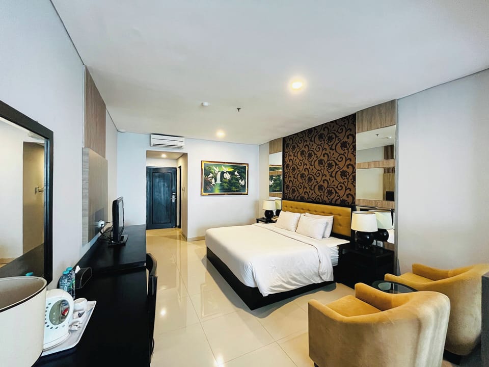 Junior Suite | In-room safe, laptop workspace, soundproofing, free WiFi