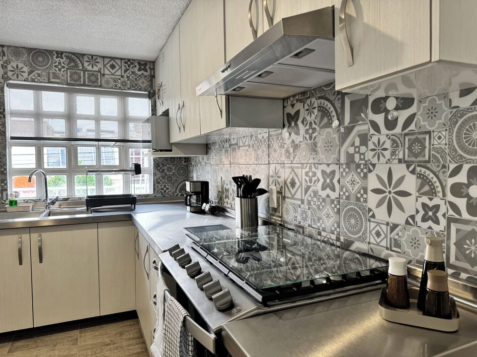 Kitchen fully equipped.