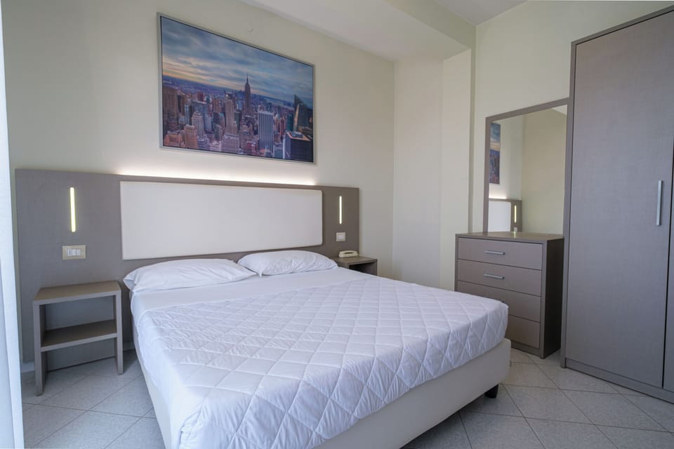 Comfort Double or Twin Room, Sea View | Down comforters, in-room safe, desk, blackout drapes