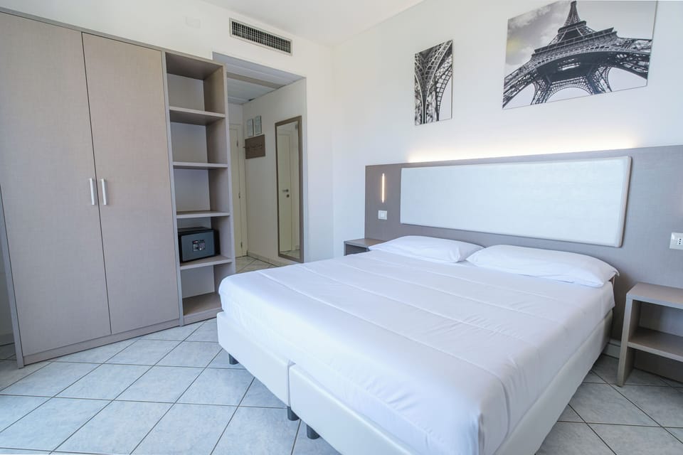 Comfort Double or Twin Room, Sea View | Down comforters, in-room safe, desk, blackout drapes