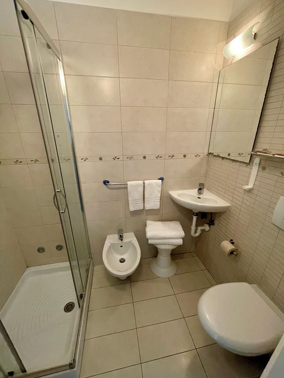 Comfort Single Room | Bathroom | Free toiletries, hair dryer, towels, shampoo