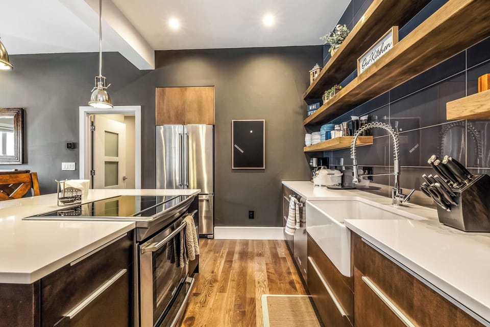 Kitchen: Main floor, drip coffee maker, toaster, blender, kettle, cooking utensils, tableware