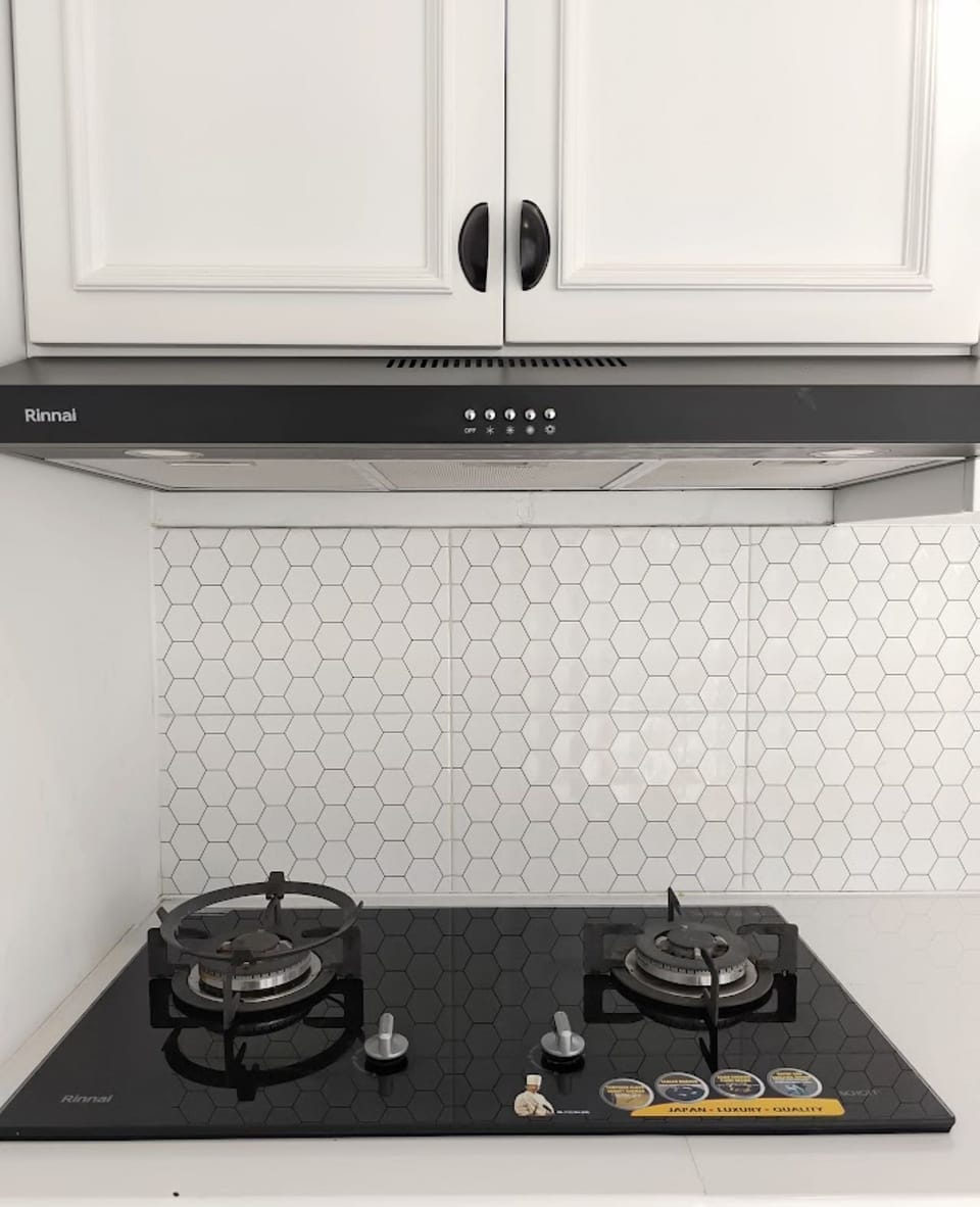 Fridge, cookware/dishes/utensils