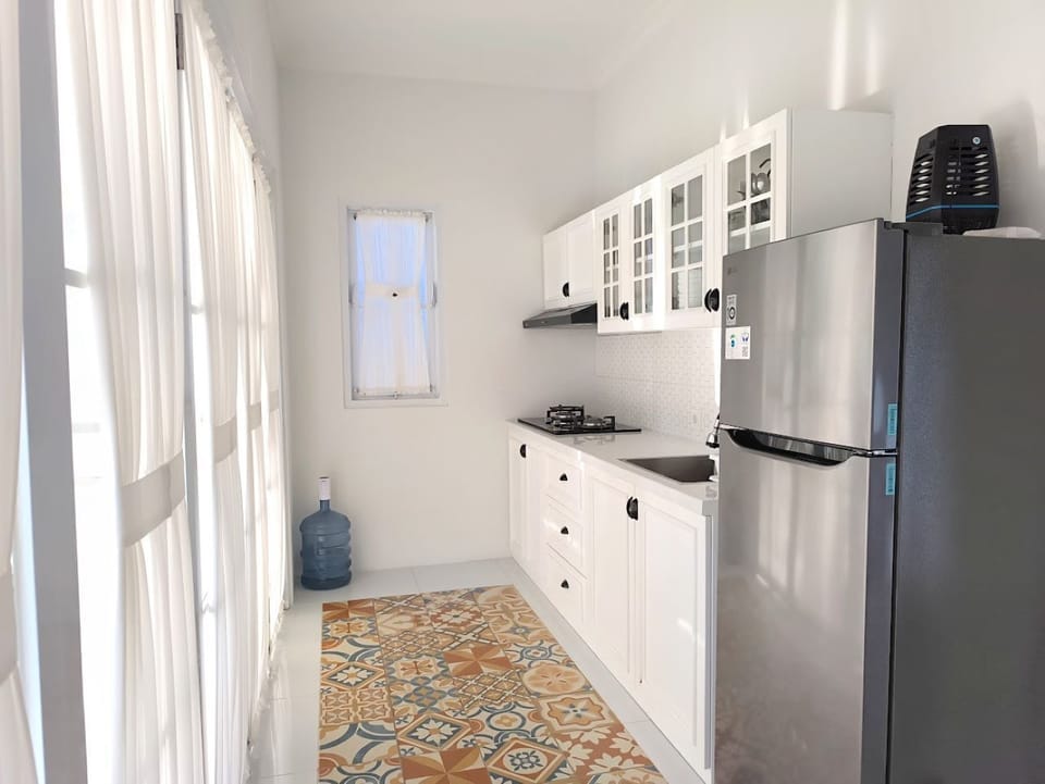 Fridge, cookware/dishes/utensils