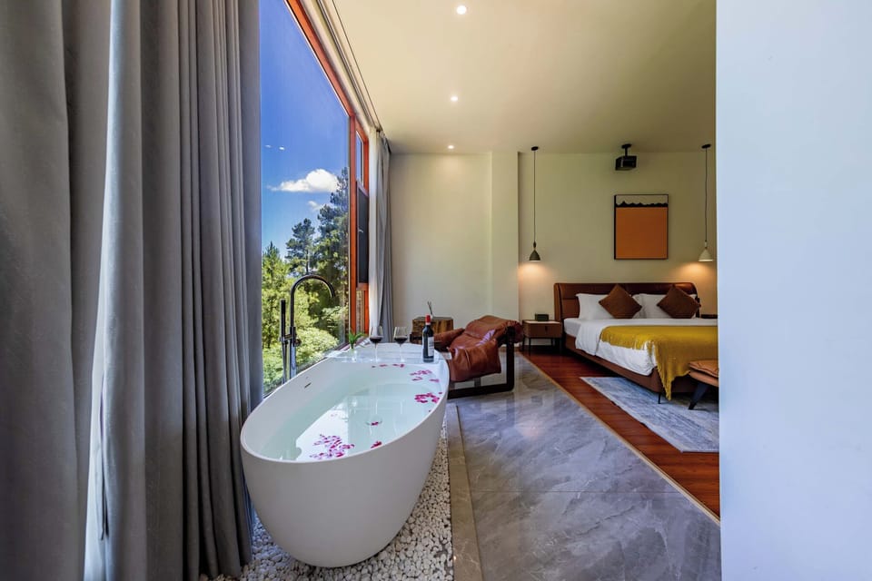 Signature Suite, Mountain View | Desk, laptop workspace, blackout drapes, iron/ironing board (on request)