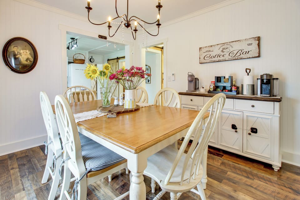 Dining Room | Dishware/Flatware Provided | Coffee Bar