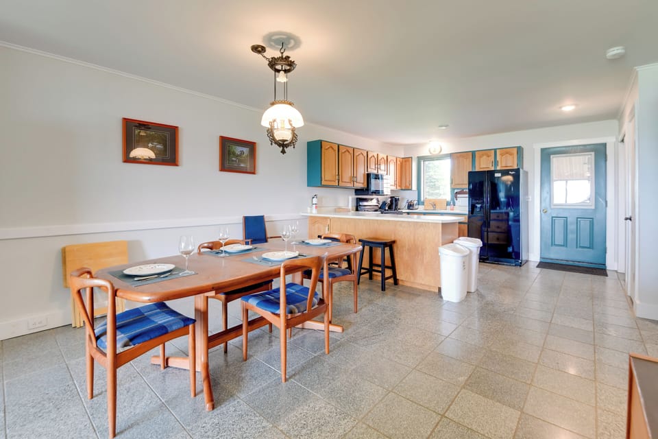 Dining Area | Dishware & Flatware Provided