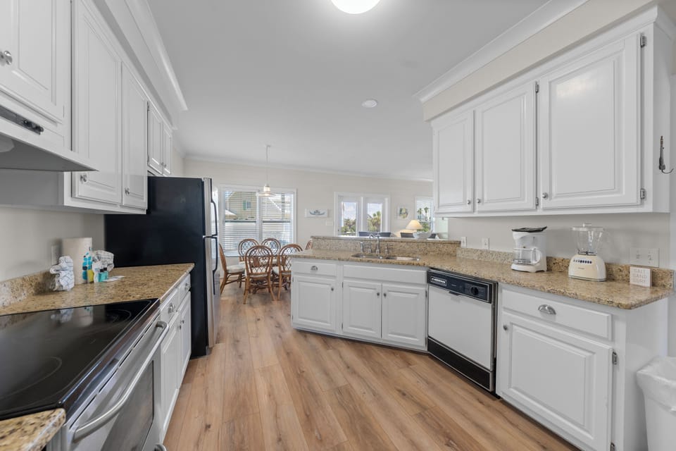 Signature House, 4 Bedrooms, Patio, Lagoon View | Private kitchen | Fridge, microwave, oven, stovetop