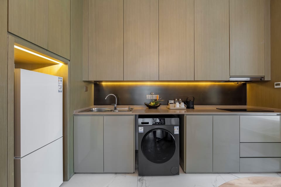 Royal Suite | Private kitchen | Mini-fridge, microwave, cleaning supplies