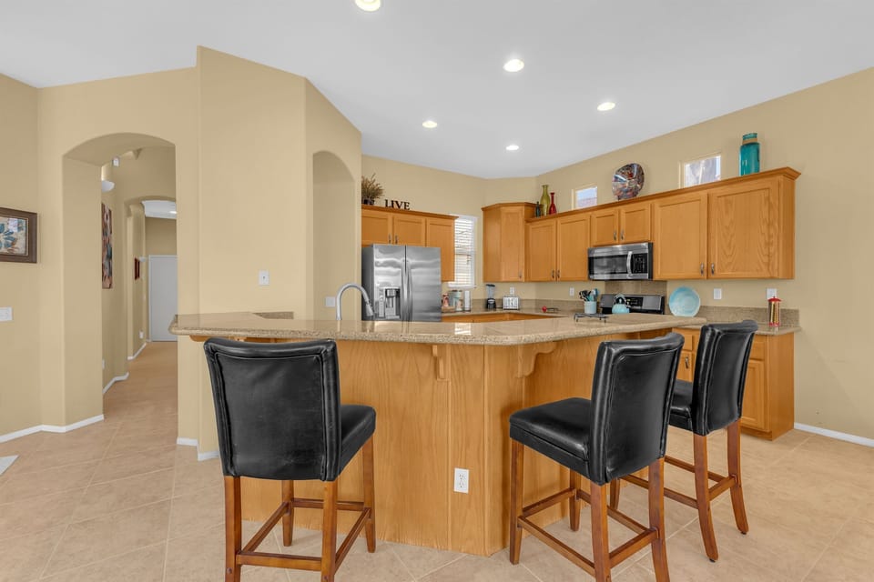 Large Island perfect for guests to gather around