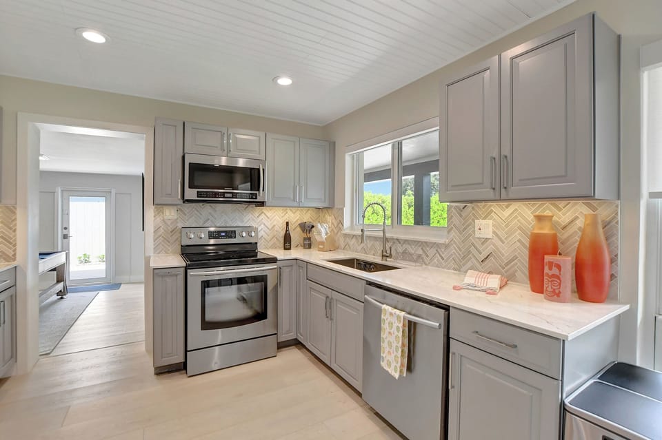 Explore our fully equipped kitchen, boasting modern amenities and everything you need to create culinary masterpieces.