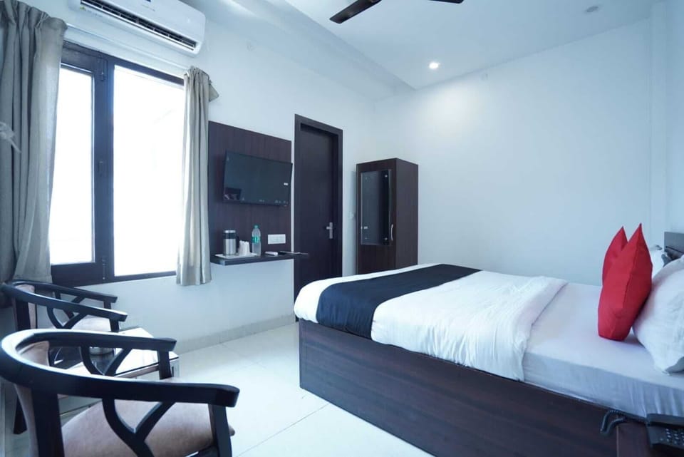 Deluxe Room | Living area | TV