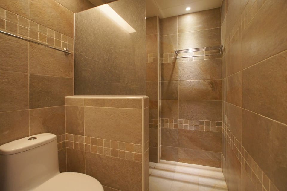 Deluxe Double Room, 1 Bedroom | Bathroom | Shower, free toiletries, hair dryer, slippers