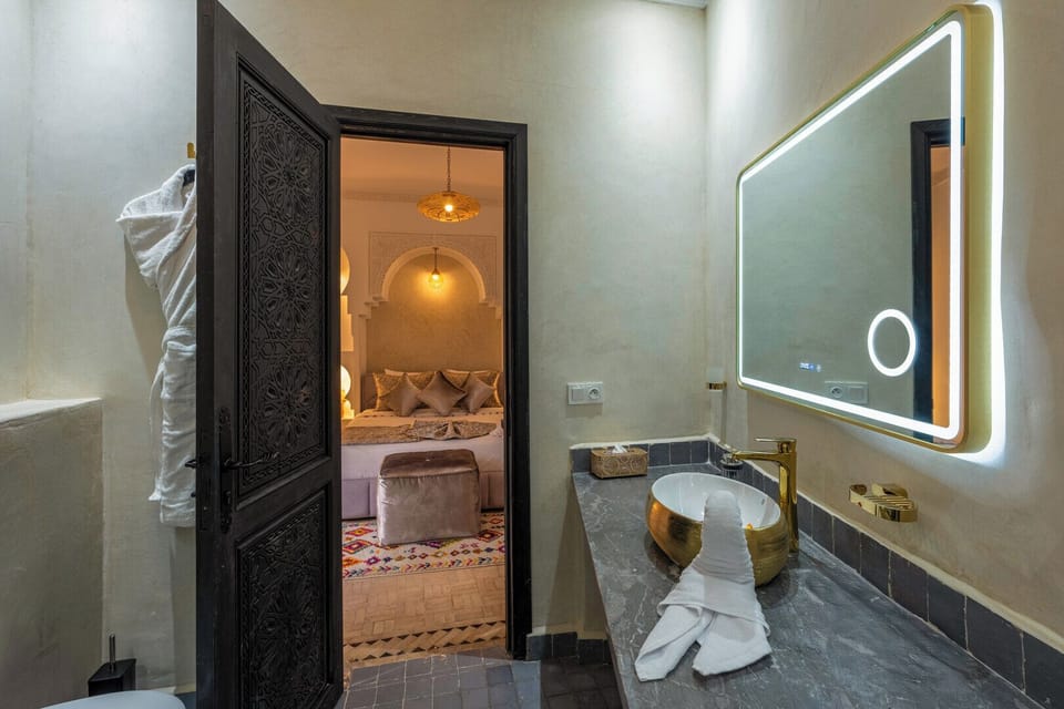 Classic Double Room, 1 Queen Bed, Non Smoking, Air conditioning | Bathroom | Slippers, soap, shampoo, toilet paper
