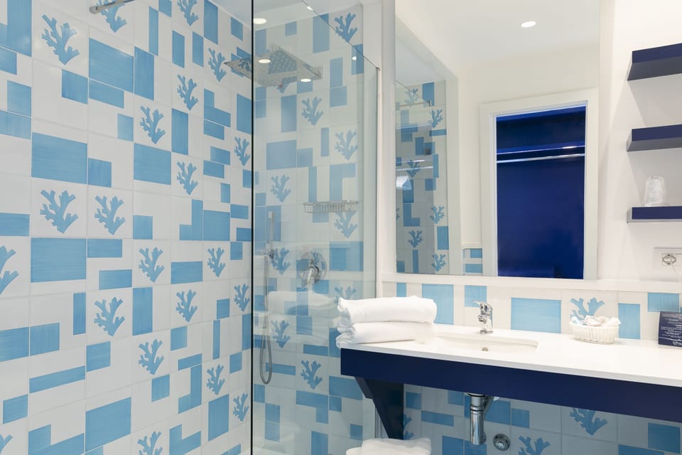 Camera Executive con Jacuzzi vista mare | Bathroom | Free toiletries, hair dryer, slippers, bidet