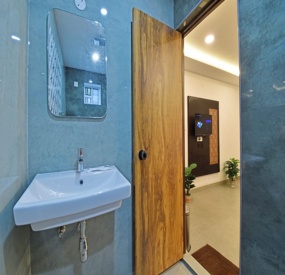 Royal Suite | Bathroom | Shower, rainfall showerhead, free toiletries, towels