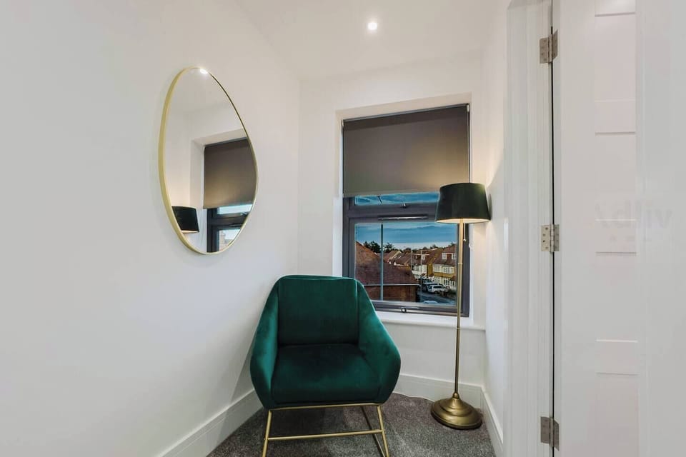 Reading Nook Elegance
A luxurious moment of calm. Sink into the velvet armchair with a book and enjoy the stylish atmosphere of your elegant UK holiday home. Book your exclusive retreat today.