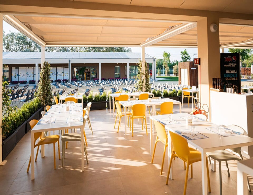 Mobile Home | Outdoor dining