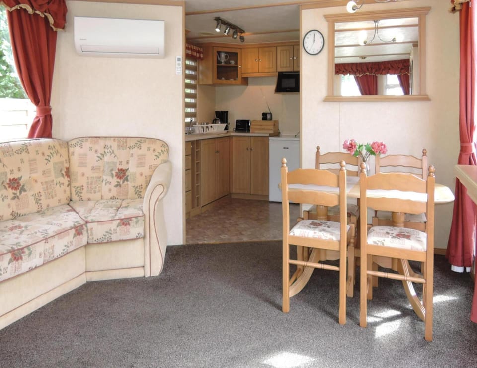 Mobile Home | Dining