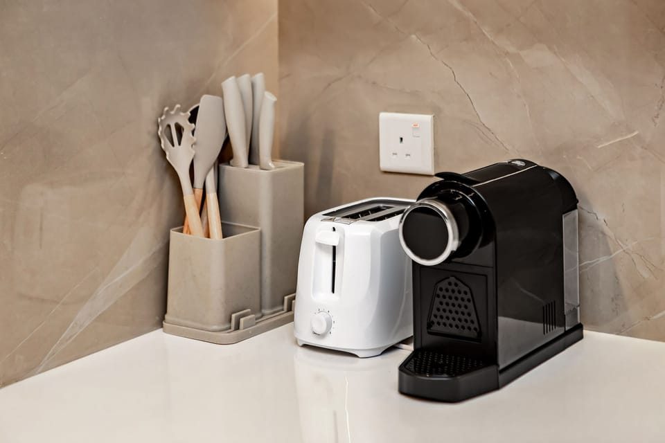 Premium Apartment, 2 Bedrooms, Balcony, Courtyard View | Private kitchen | Electric kettle