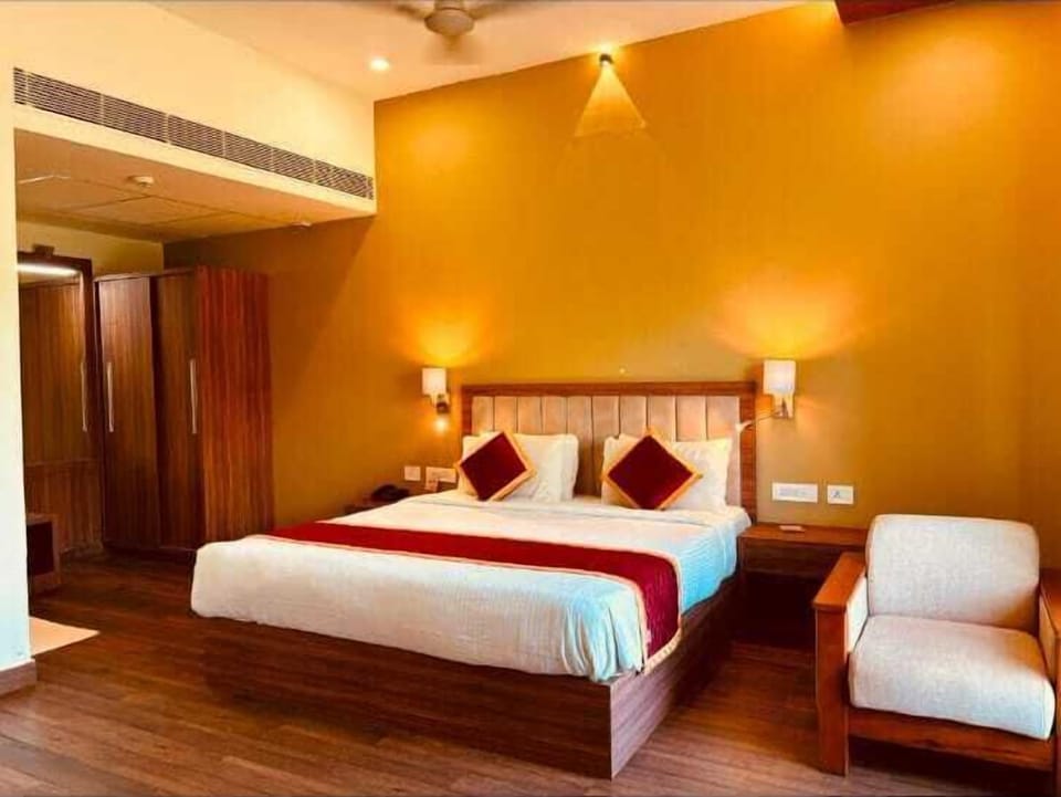 Luxury Suite | Iron/ironing board, free WiFi