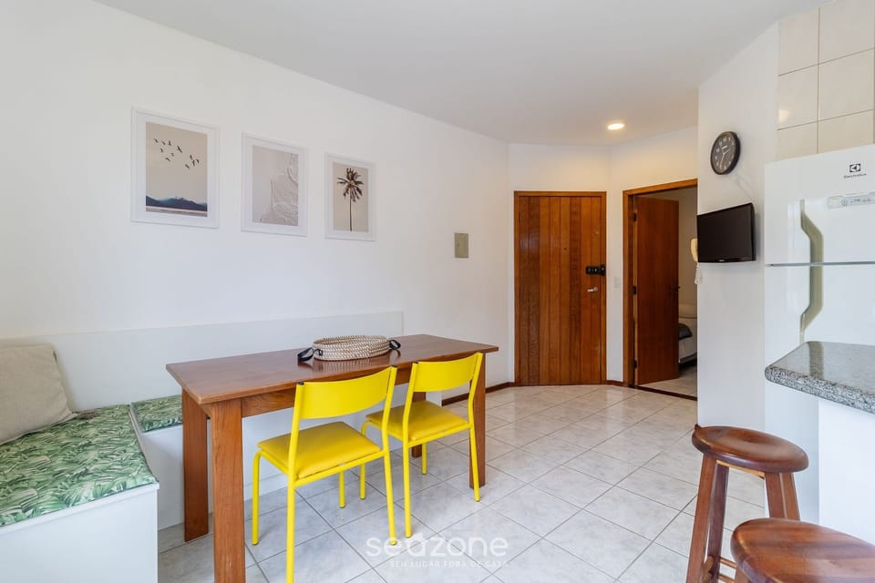 Basic Apartment | Dining