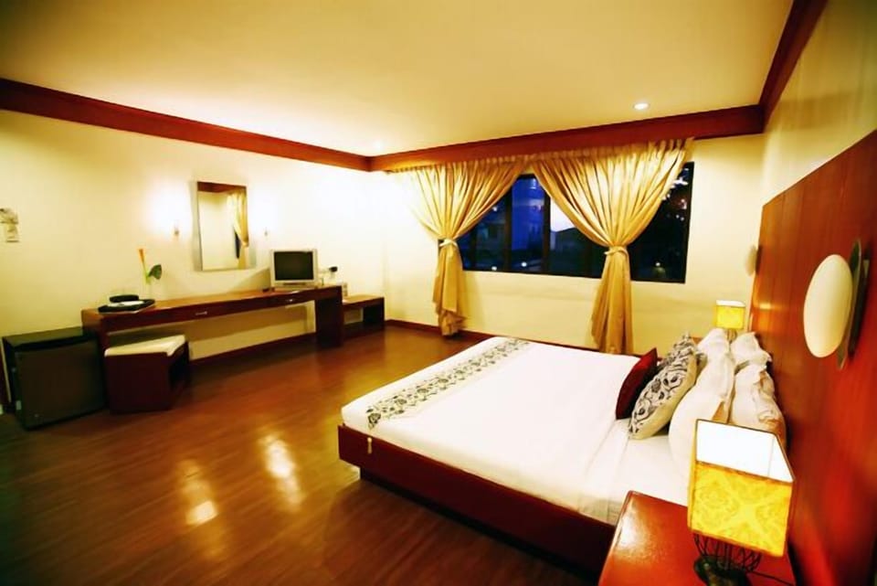 Deluxe Room, 1 King Bed, Non Smoking | Desk, blackout drapes, rollaway beds (surcharge), WiFi (free)