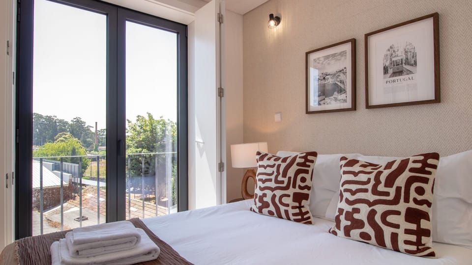 Wake up refreshed in this serene double bedroom, a perfect retreat for a restful night's sleep. #PortoViews #HomeAwayFromHome #CozyBedroom