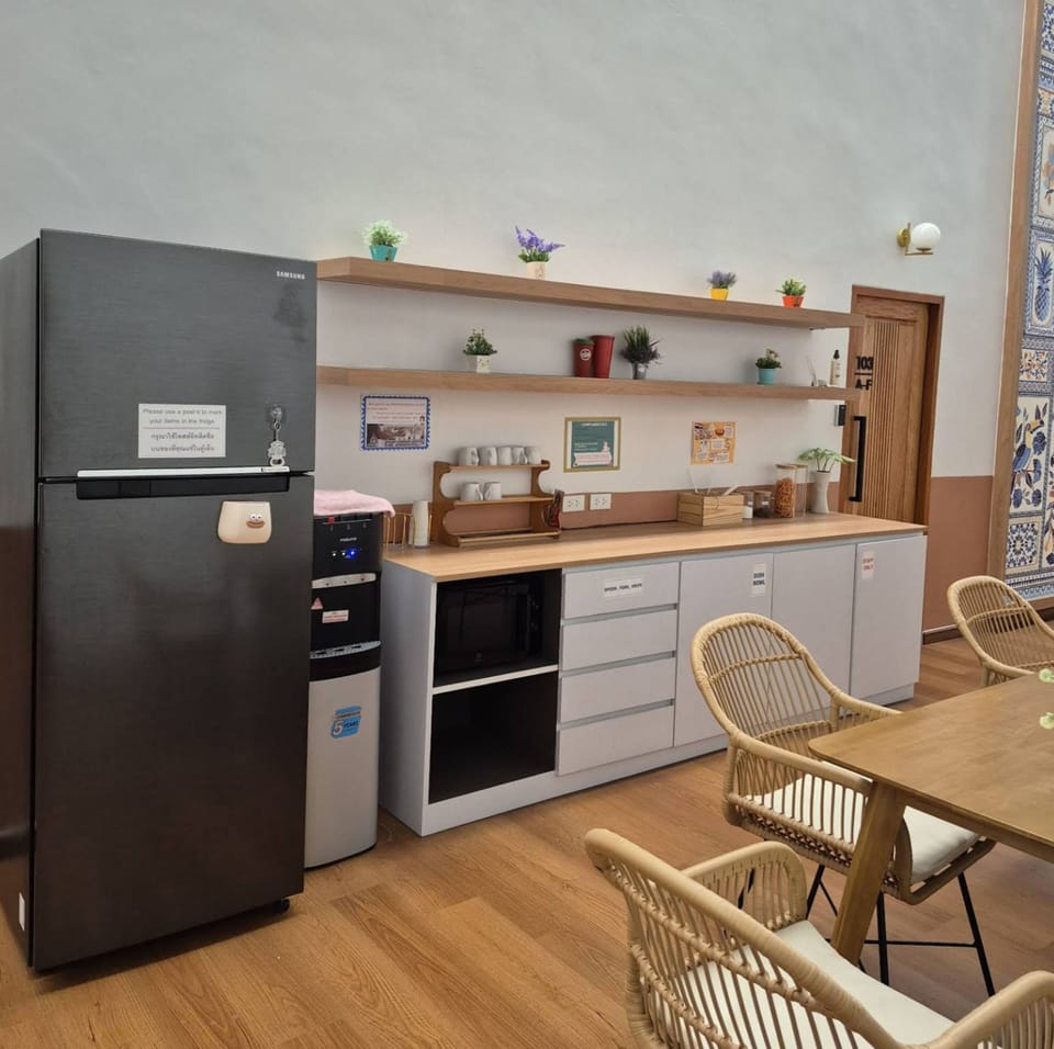 Shared fridge, microwave, cookware/dishes/utensils