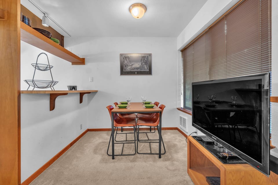 Dining Area seating for 4
