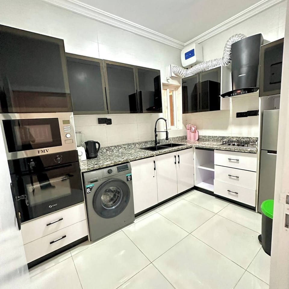 Superior Apartment, Balcony, City View | Private kitchen | Fridge, microwave, oven, stovetop
