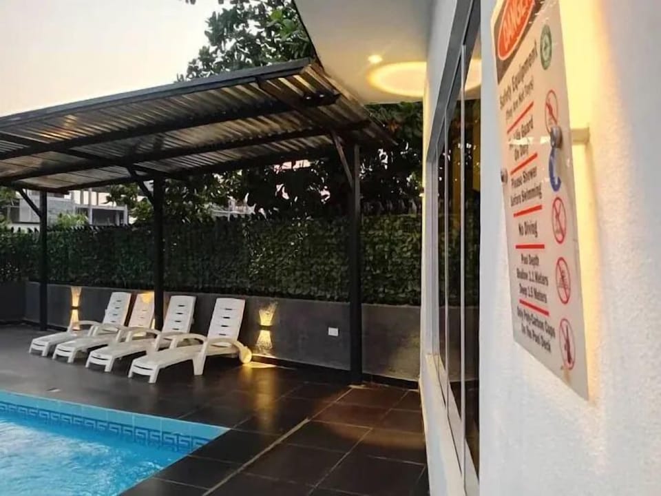 Poolside bar